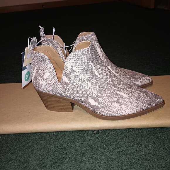 NEW Universal Thread White Women's Cari Snake Print Cut Out Ankle Bootie 9.5 - Picture 5 of 8